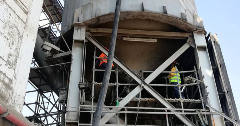 Υδροβολή υψηλής πίεσης σε βιομηχανική μονάδα